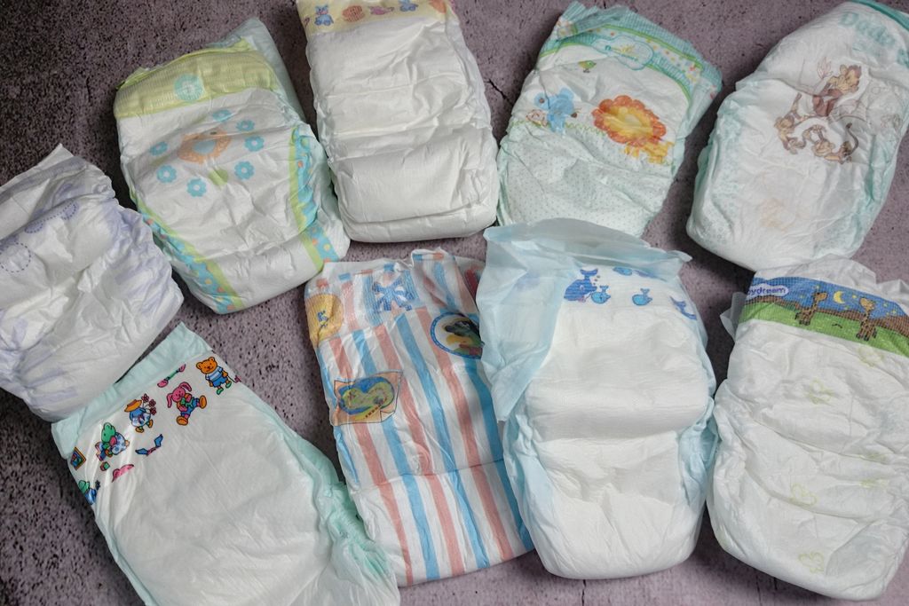 pieluchomajtki pampers 4 plaster z tyłu