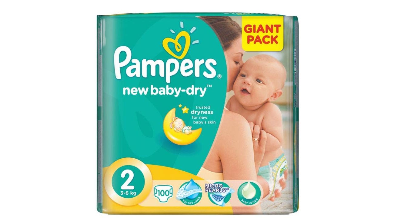 zawijanie kota w pampers